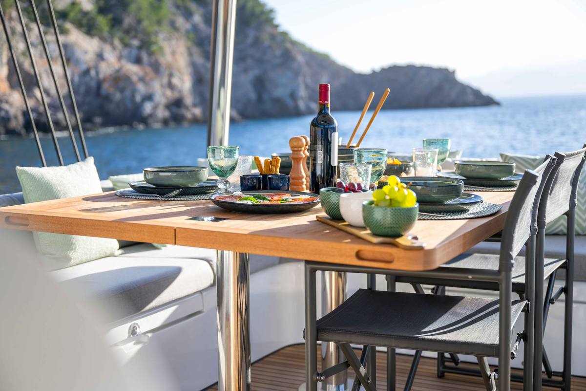 Alfresco dining aboard